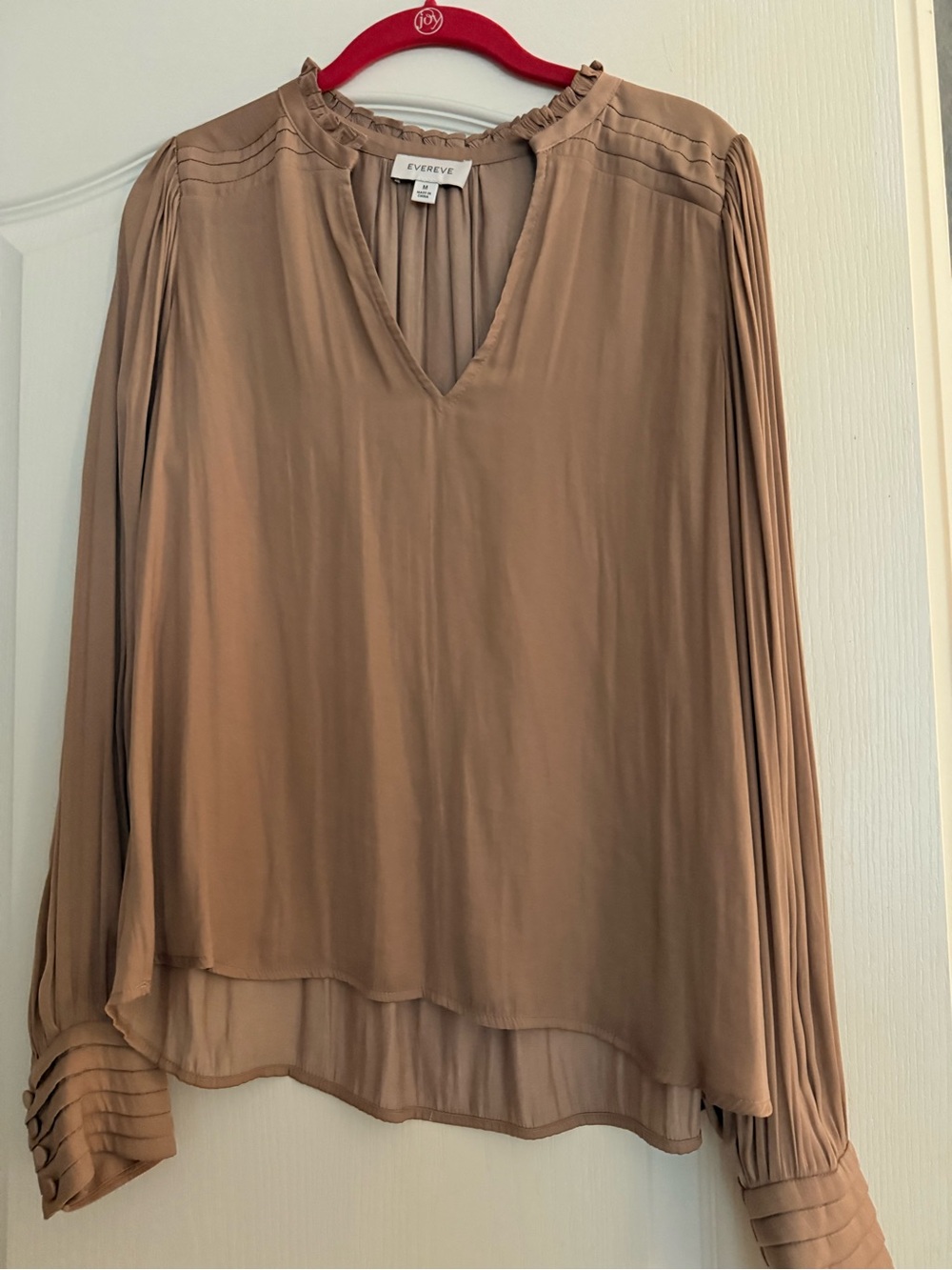 Evereve Women's Tan Pleated Long-Sleeve V-Neck Blouse